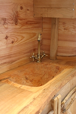 escalier et lavabo de la petite roulotte.